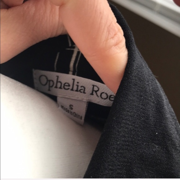 Nice black and ivory half zip blouse - Picture 7 of 8